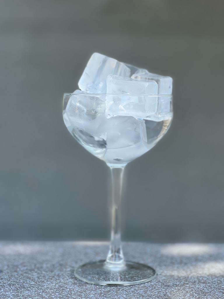 Klare isterninger i et cocktailglas